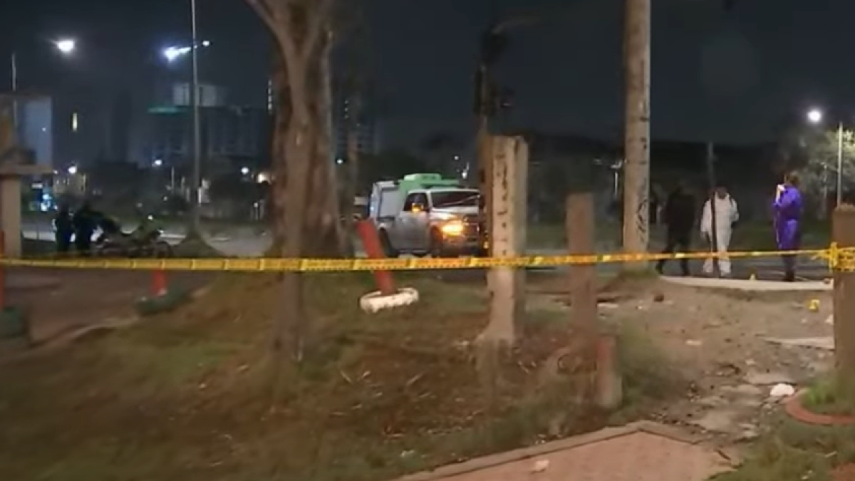 Mujer fue asesinada frente a un CAI en Bogotá: hallaron una moto junto a su cadáver