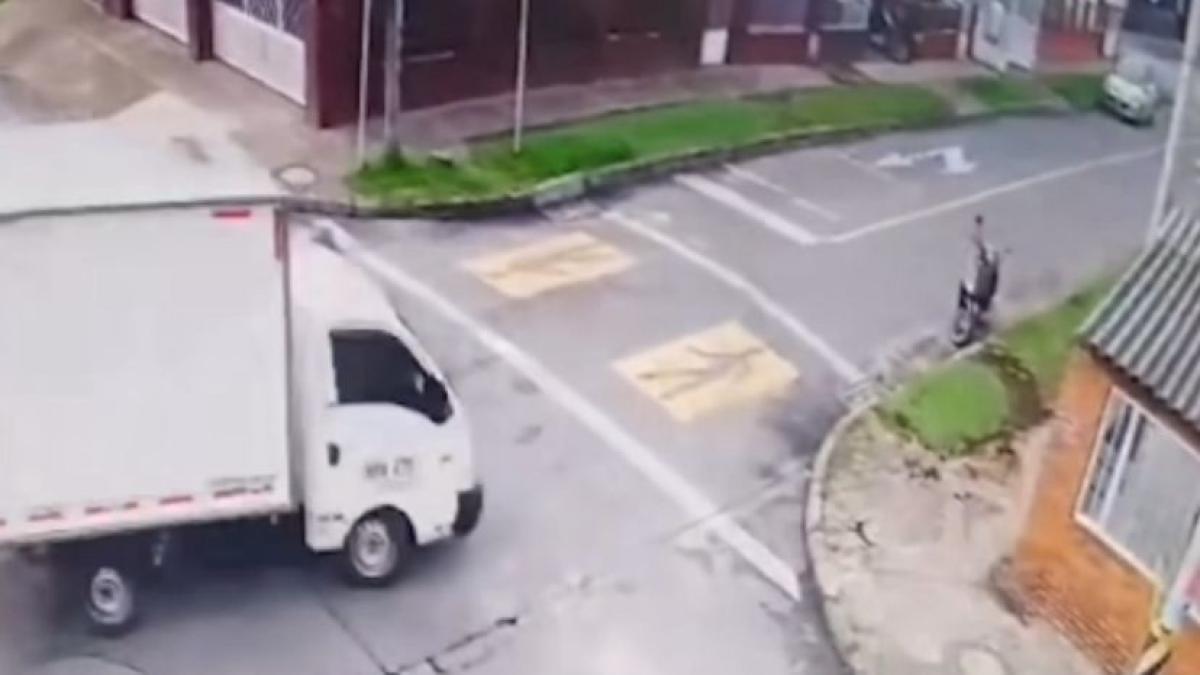 Video: conductor de camión se saltó señal de pare y arrolló a motociclista en Bogotá