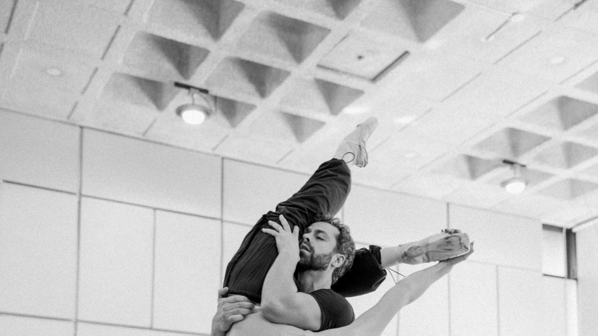 Bailarines de ballet en Irán viajan al pasado para recordar los ataques y bombardeos