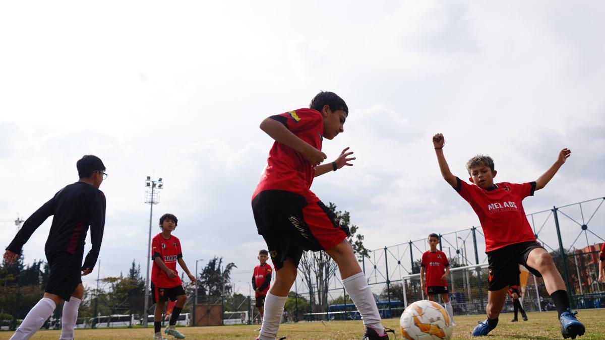 Inauguran canchas de fútbol y de tenis en la localidad de Kennedy