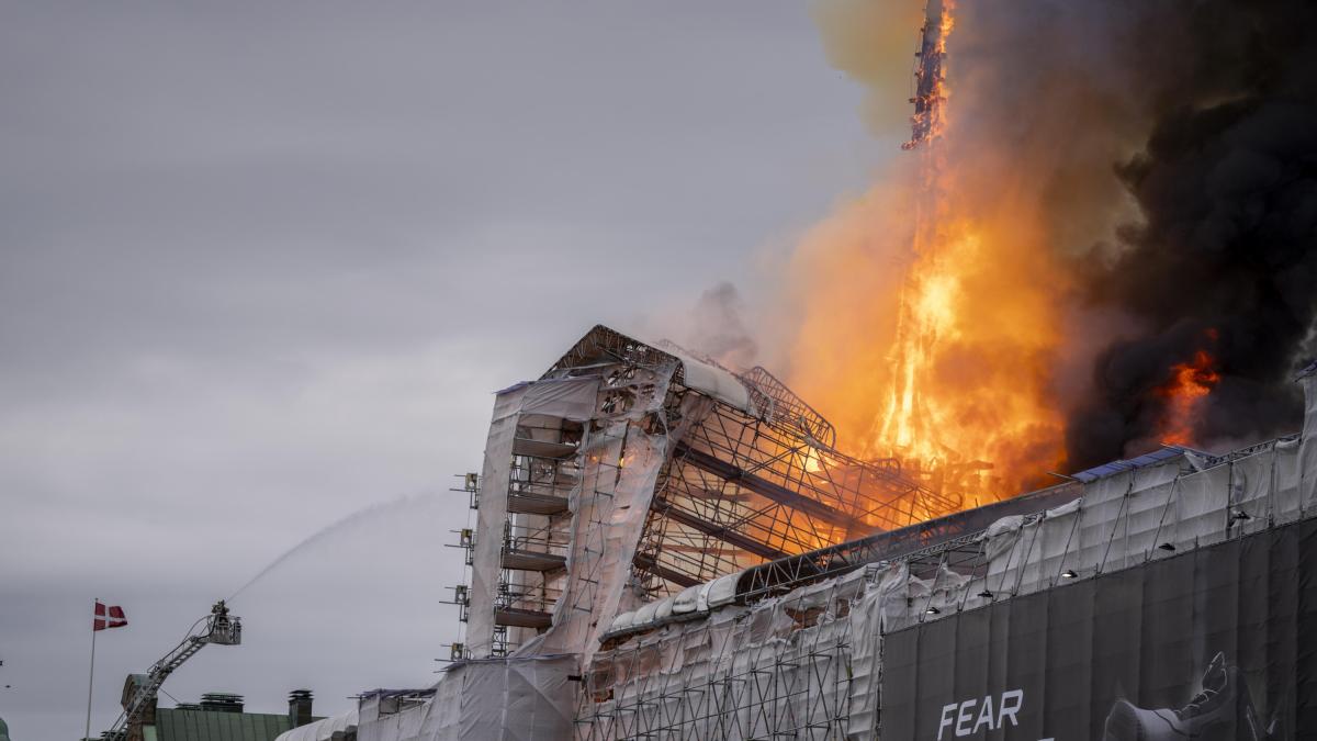 Grave incendio destruye la antigua bolsa de Copenhague: parte del techo del emblemático edificio se hundió