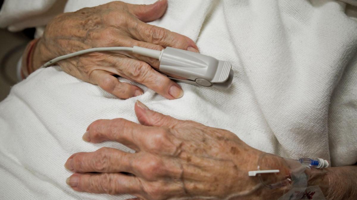 Karara göre hasta yakınları ücretli bakıcı olarak çalıştırılabilecek: Hangi durumlarda?