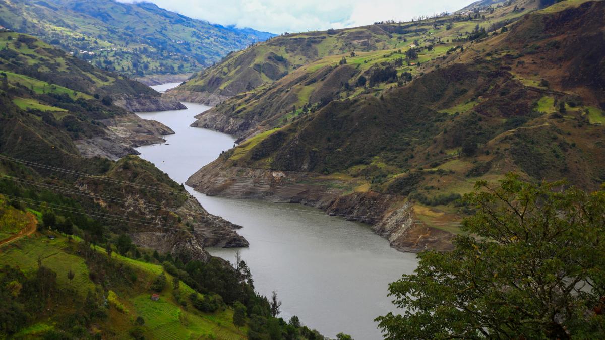 Ecuador realiza ‘pruebas de estimulación de lluvias’ para hacer frente a la sequía que produjo apagones en el país