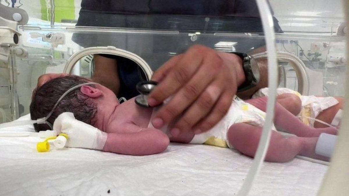 Rescatan a una bebé del vientre de su madre fallecida tras un ataque de Israel en Gaza