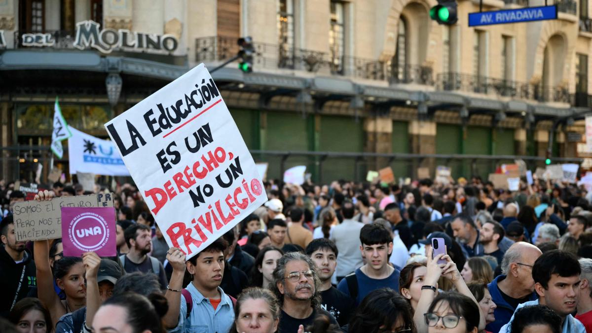 Protestas masivas en Argentina en defensa de la universidad pública, ¿qué le reclaman a Javier Milei?