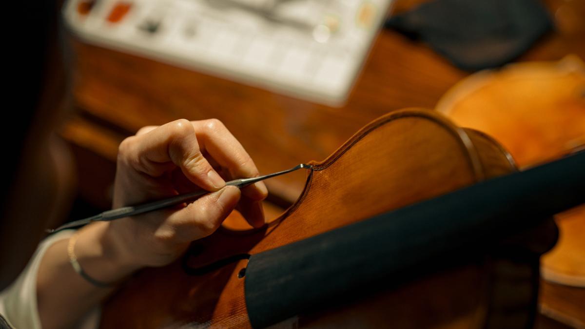 Los ‘lutier’: así es la vieja tradición de la fabricación de violines