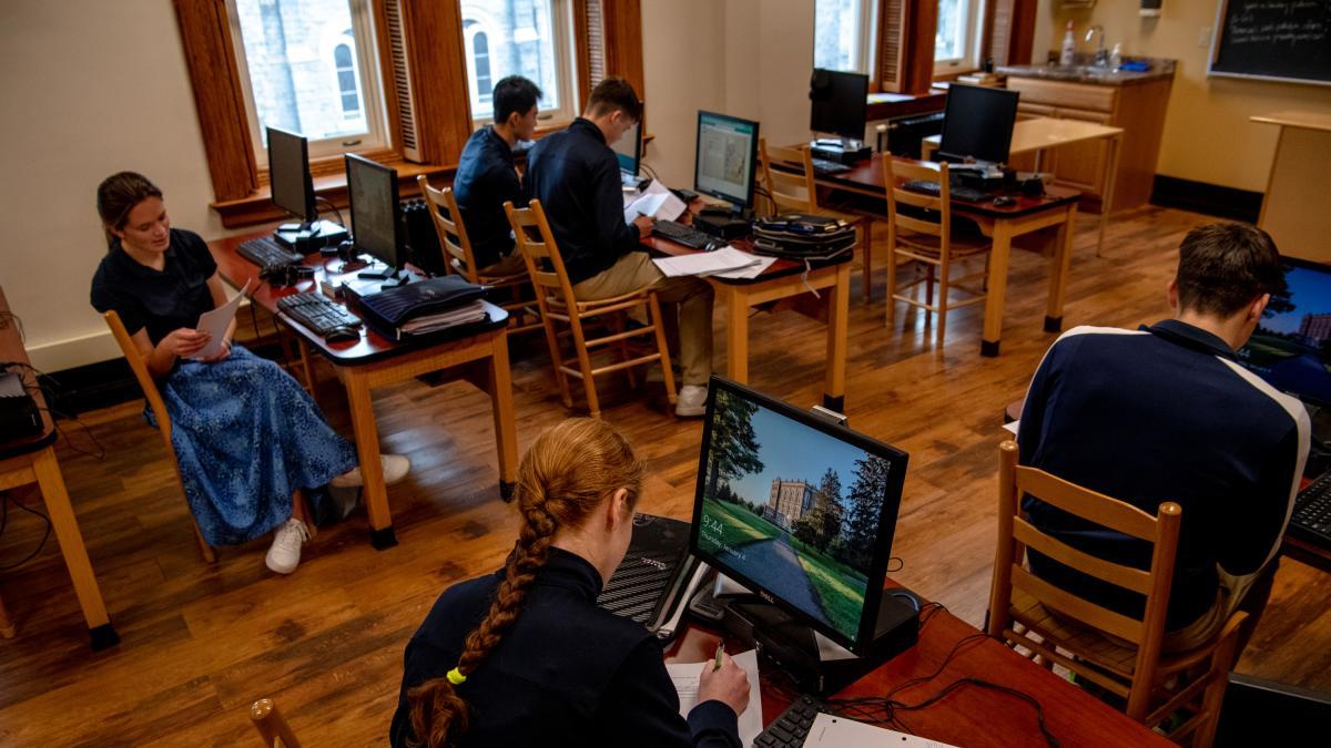 Vida después del covid-19: escuelas cristianas se adaptan al presente usando computadoras