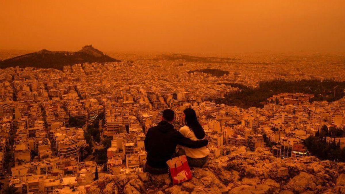 Las impresionantes imágenes que dejó la tormenta de arena del Sahara en el cielo de Atenas
