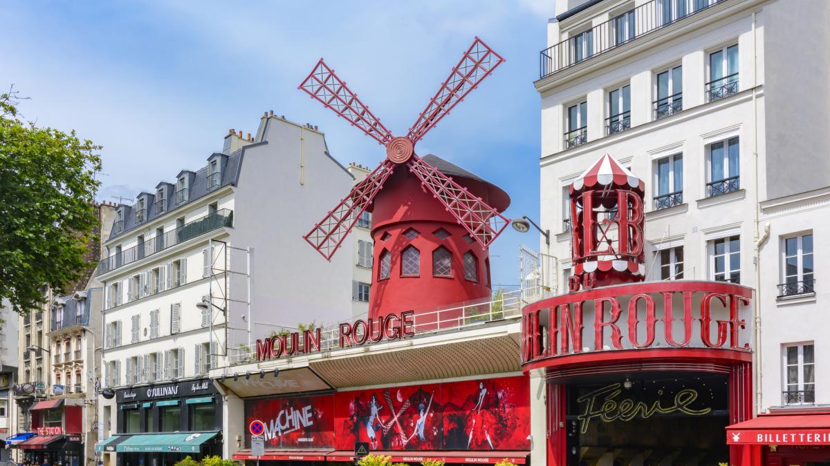 Se le cayeron las aspas al molino del Moulin Rouge en París, el cabaret que abrió el mismo día de la Torre Eiffel