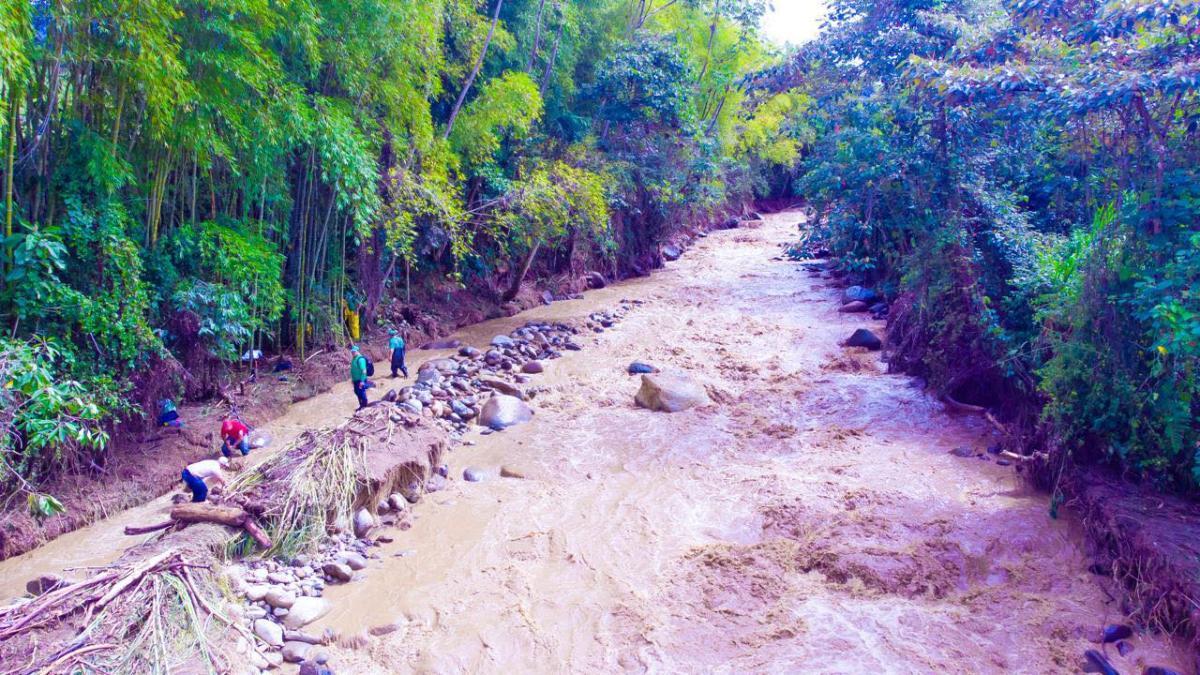 Creciente súbita del río Urrao causa estragos en Antioquia