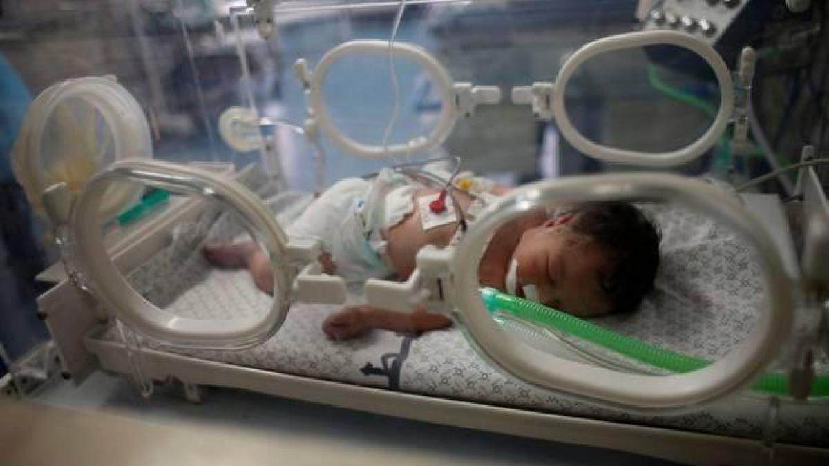 Muere la bebé rescatada por cesárea del vientre de su madre durante bombardeo de Israel en Gaza