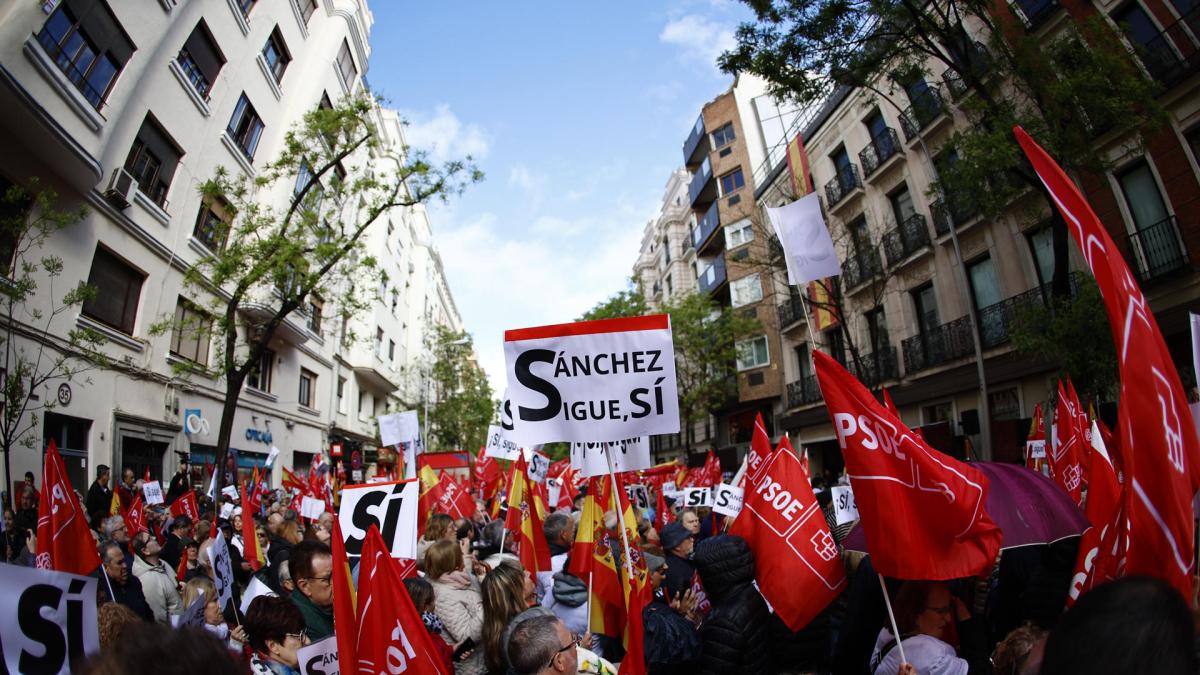 España: miles de personas se congregan en la sede del PSOE para apoyar a Pedro Sánchez