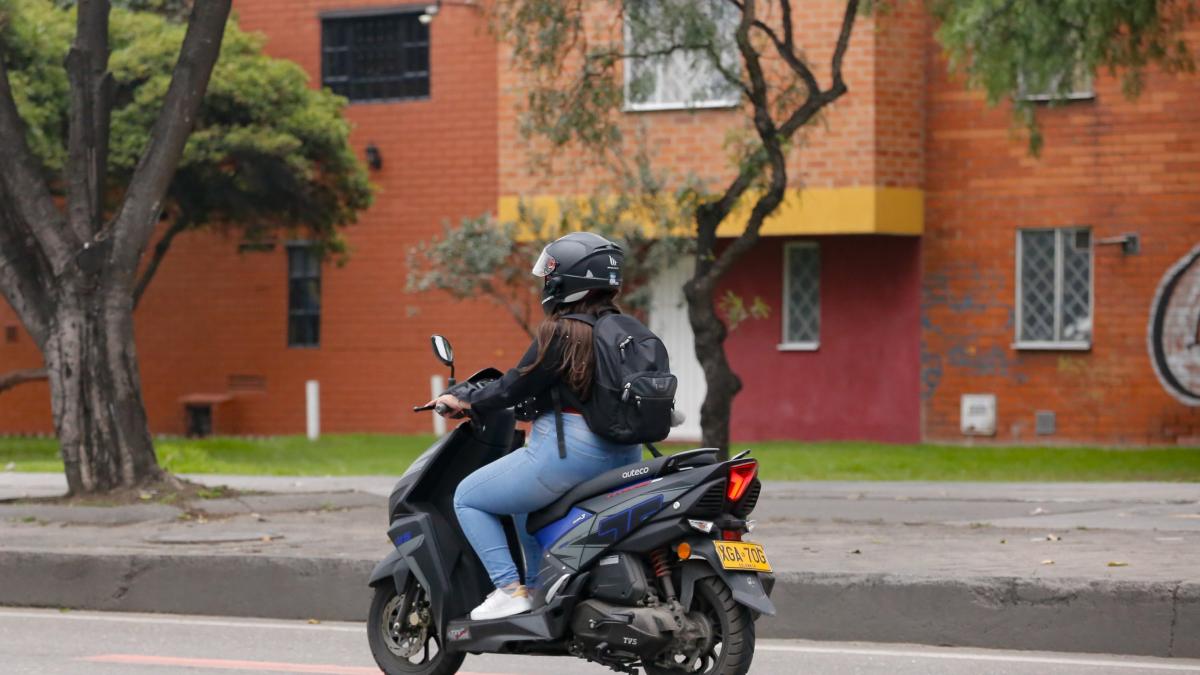 ¿Por qué están aumentando las conductoras de moto en Bogotá? El 35 % lo consideran ‘más seguro’