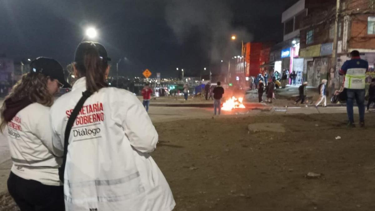 EN VIVO | Protestas en Bogotá en la noche de este 28 de abril: moto de la Policía fue quemada en Usme