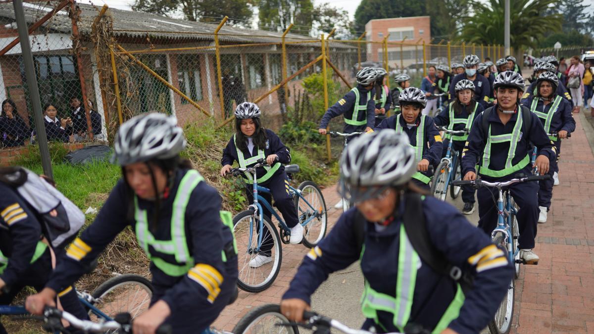 Bogotá: así funciona la estrategia de movilidad con la que más de 12.000 estudiantes reemplazaron a los buses por las bicicletas 