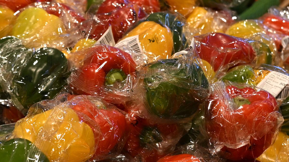 ¿Cómo va el reto mundial de no usar más plástico en negocios que venden verduras?