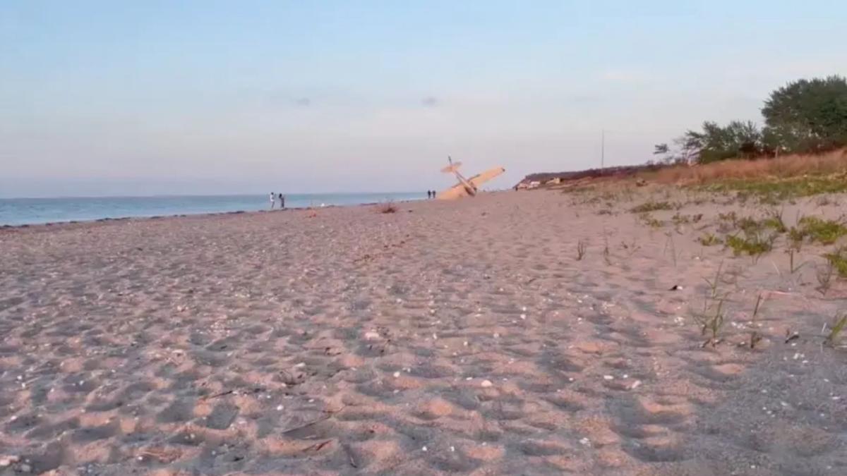 Aparatosas imágenes: avión tuvo que aterrizar de emergencia en la playa de Long Island