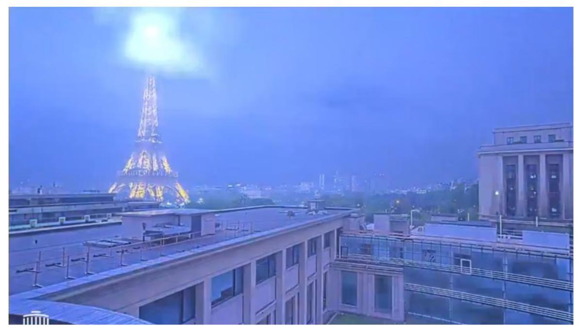 Video: Cae un rayo sobre la torre Eiffel y lluvias dejan un muerto en Francia