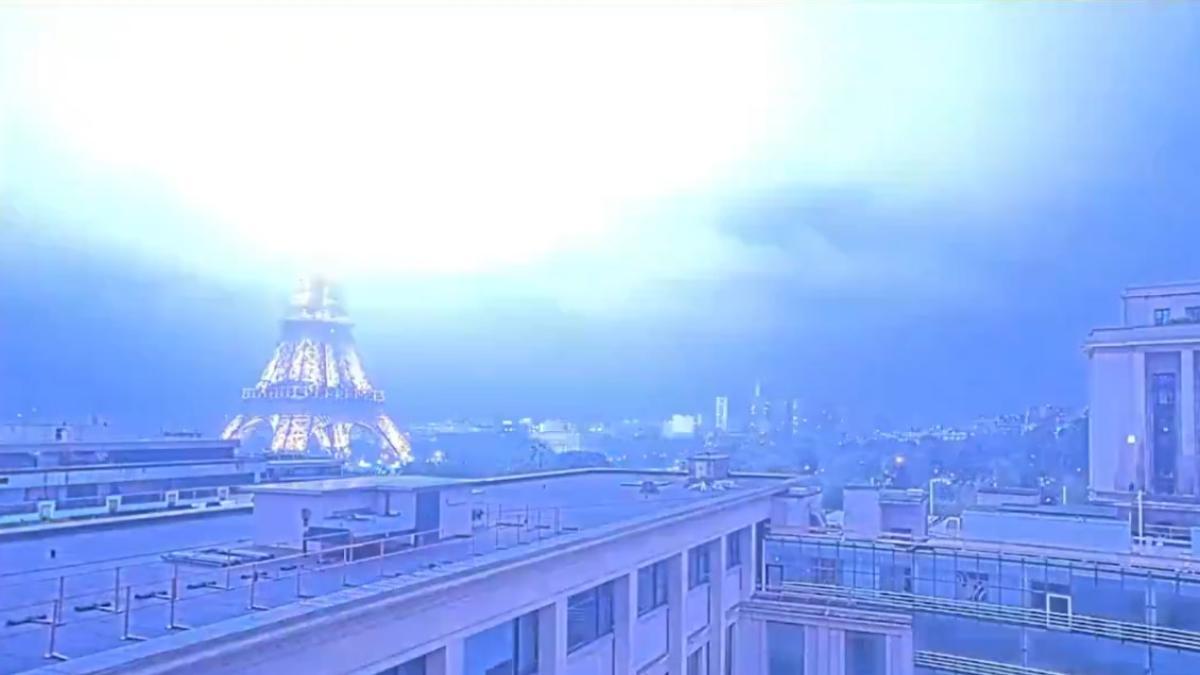 Impresionante video: cae un rayo sobre la torre Eiffel y lluvias dejan un muerto en Francia
