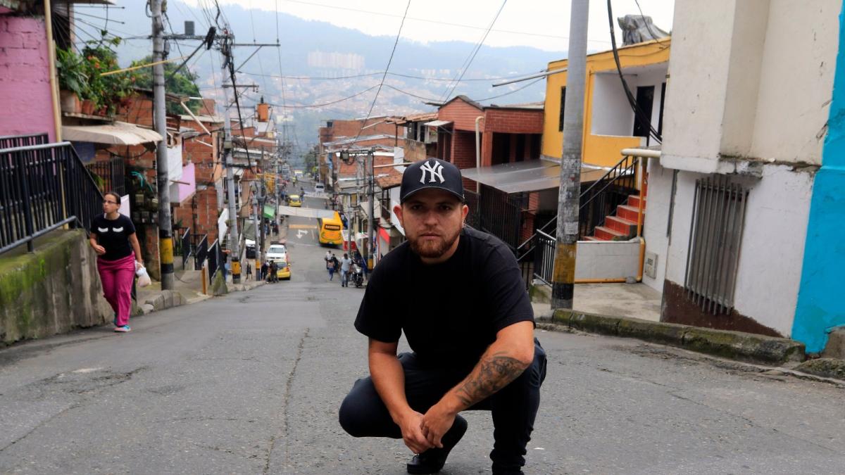 ‘Dicen que se necesita suerte, pero es trabajo y empeño’: Candelo, el líder de la comuna 8 en Medellín
