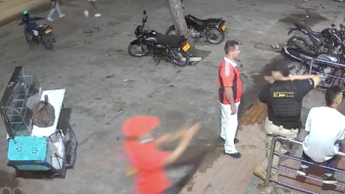 Cámara de seguridad grabó el momento en que un sicario dispara a la cabeza de un guarda de seguridad en Soledad, Atlántico