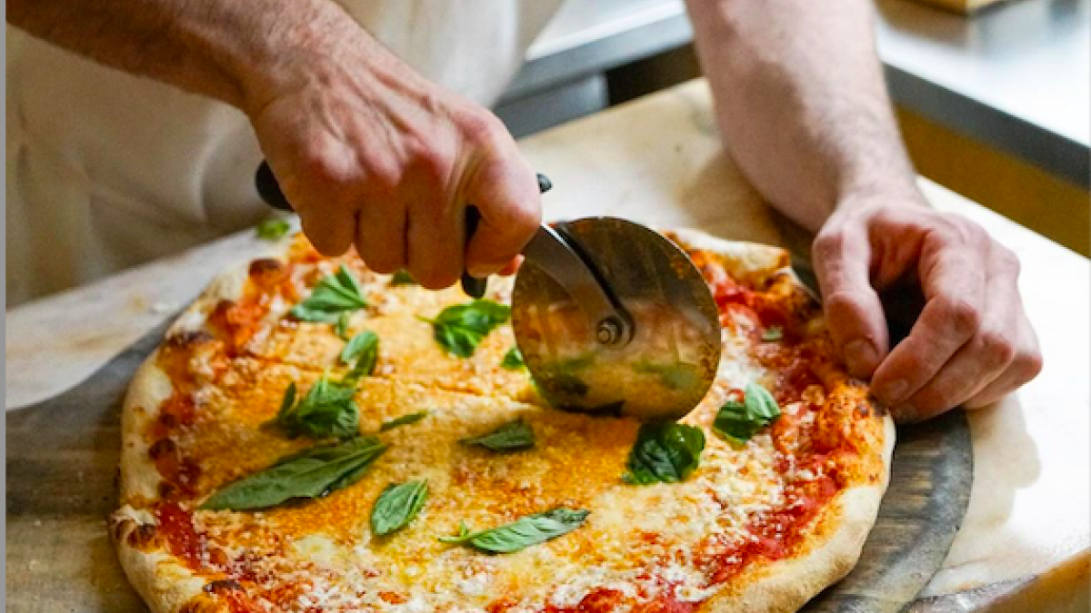 Nueva York: restaurante solo vende 15 pizzas a la semana por lo exclusivas que son