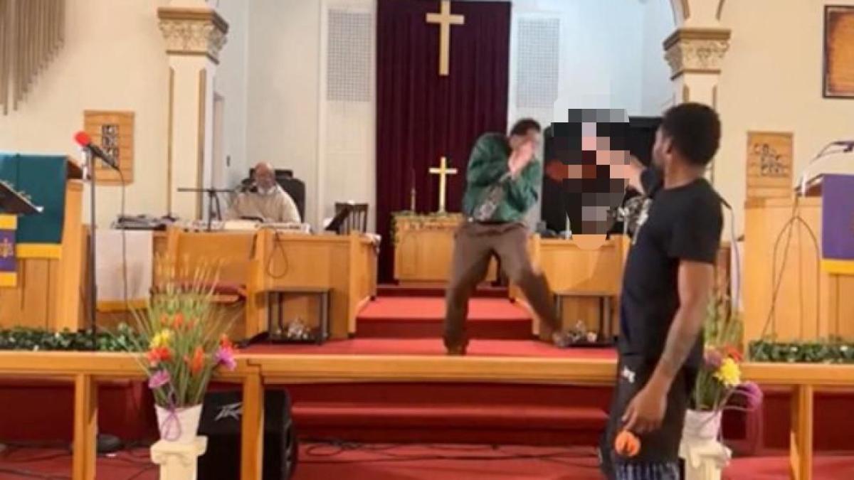 En video: pastor se salvó de morir durante sermón cuando al hombre que le apunta se le traba el arma