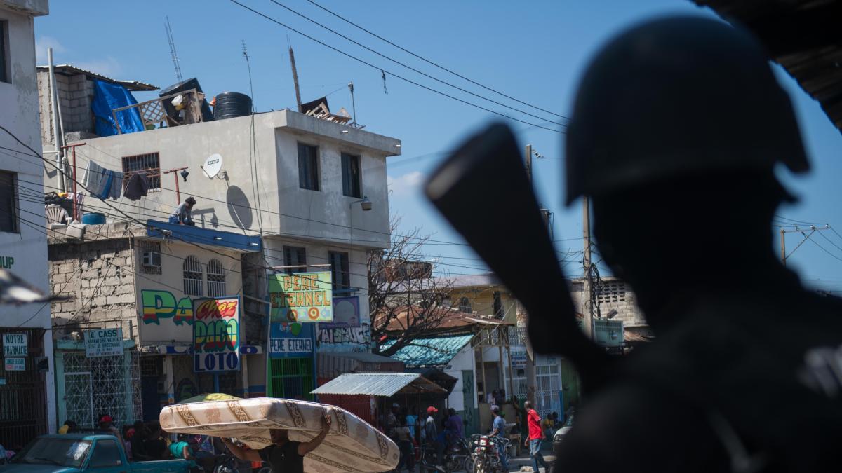 Policía de Haití ‘implora ayuda’ tras arremetida de bandas armadas y delincuenciales