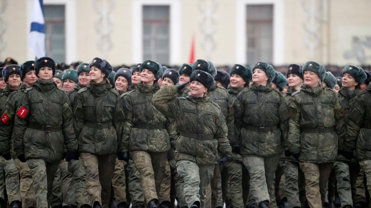 ¿Mujer tradicional o combatiente? Ejército ruso ofrece mejores garantías para las mujeres que se pongan el uniforme
