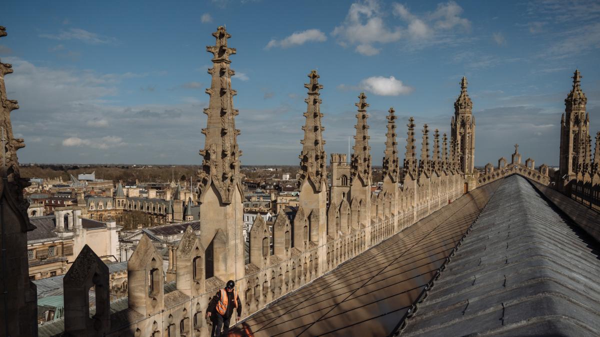 ¿Los paneles solares instalados a una capilla de Inglaterra ha funcionado para mitigar el cambio climático?