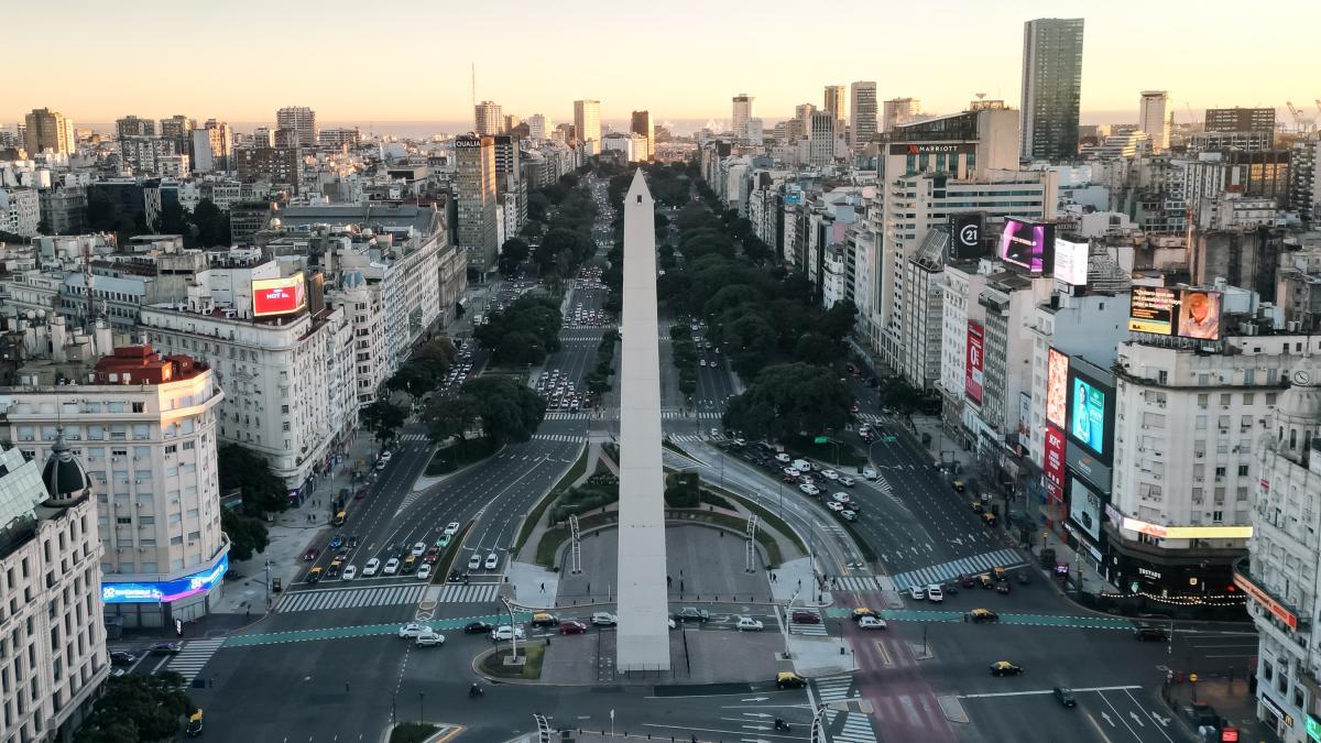 Inflación en Argentina cae por cuarto mes consecutivo: se ubica en el 8,8 % mensual