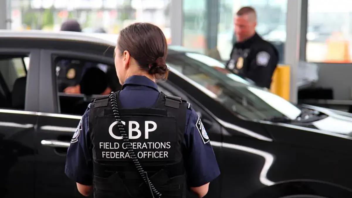 Cruzaron por un mismo puerto de California y CBP les frenó el paso a ambos por esto