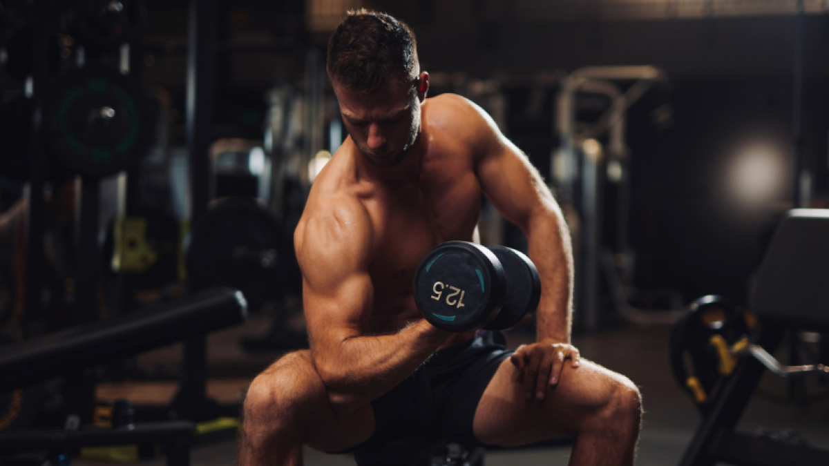 Los mejores ejercicios con mancuernas para ganar masa muscular en pecho y brazos después de los 40