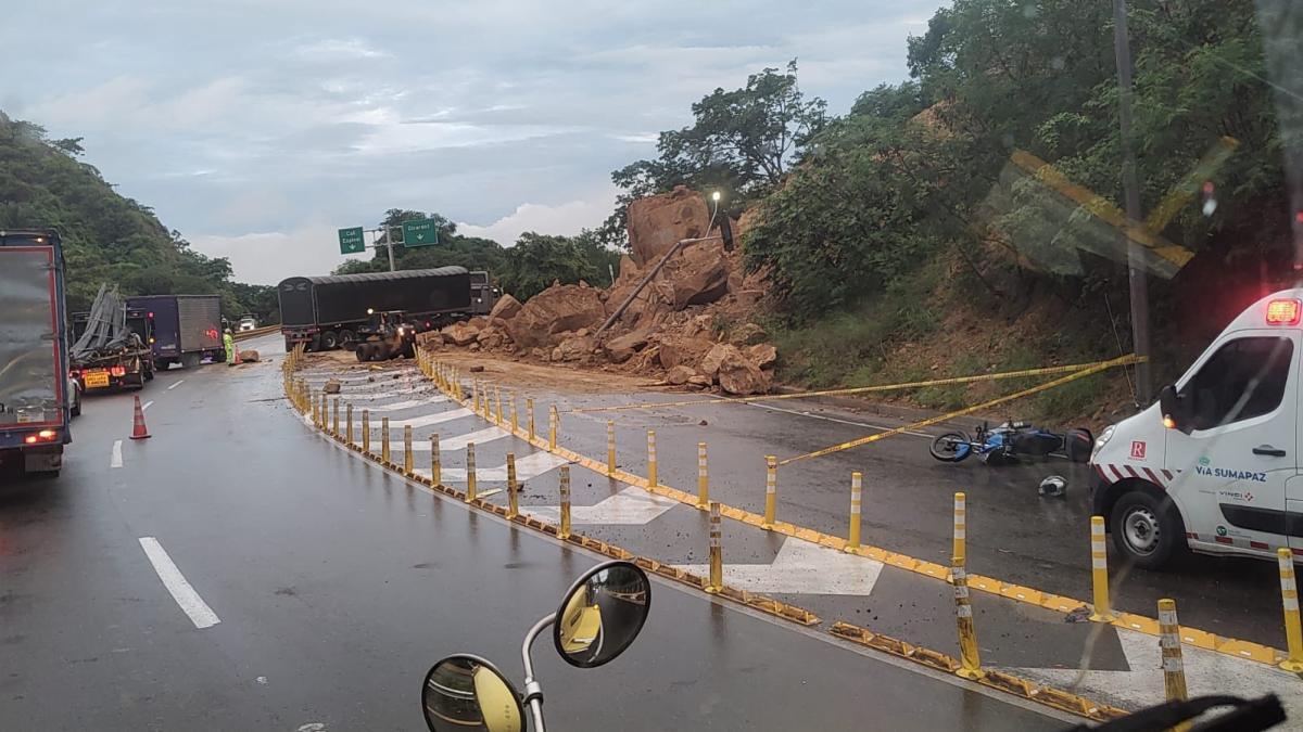 Derrumbe en la vía Bogotá – Girardot deja un motociclista herido y el cierre de la vía