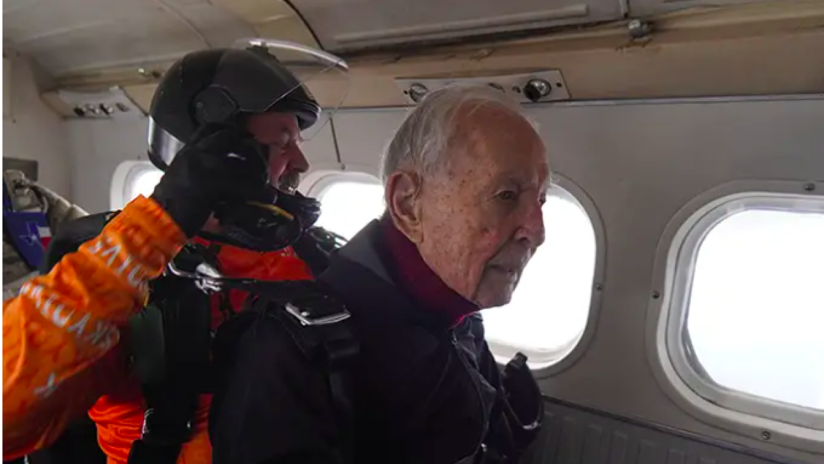 Es de Texas y tiene 106 años: el hombre más longevo en lanzarse de paracaídas