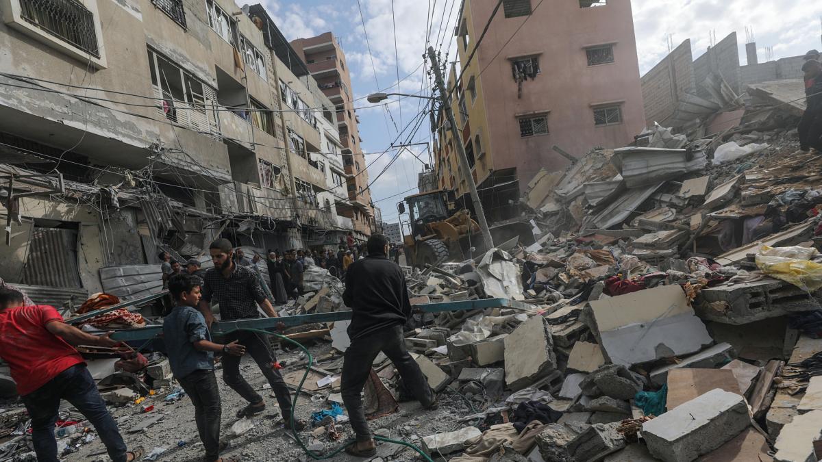 Gaza: Israel bombardea más de 100 objetivos militares de Hamás, mientras intensifica su ofensiva en Rafah