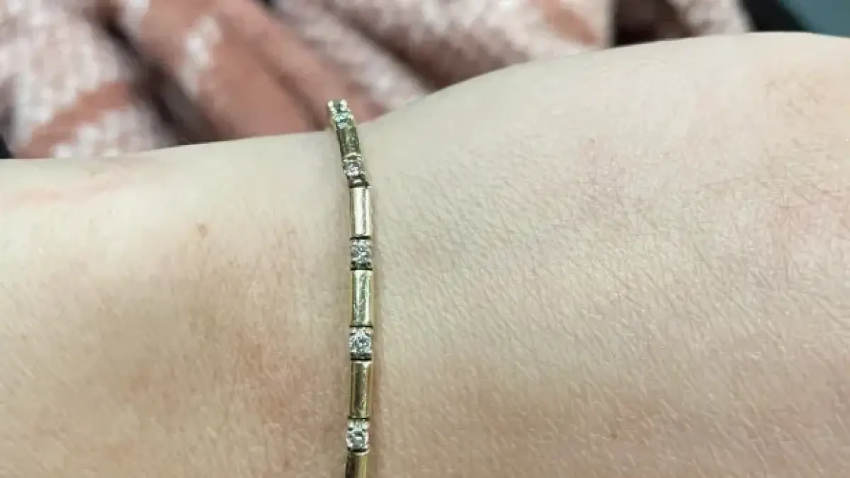 Compró un brazalete en una tienda de segunda mano y descubrió que era un tesoro