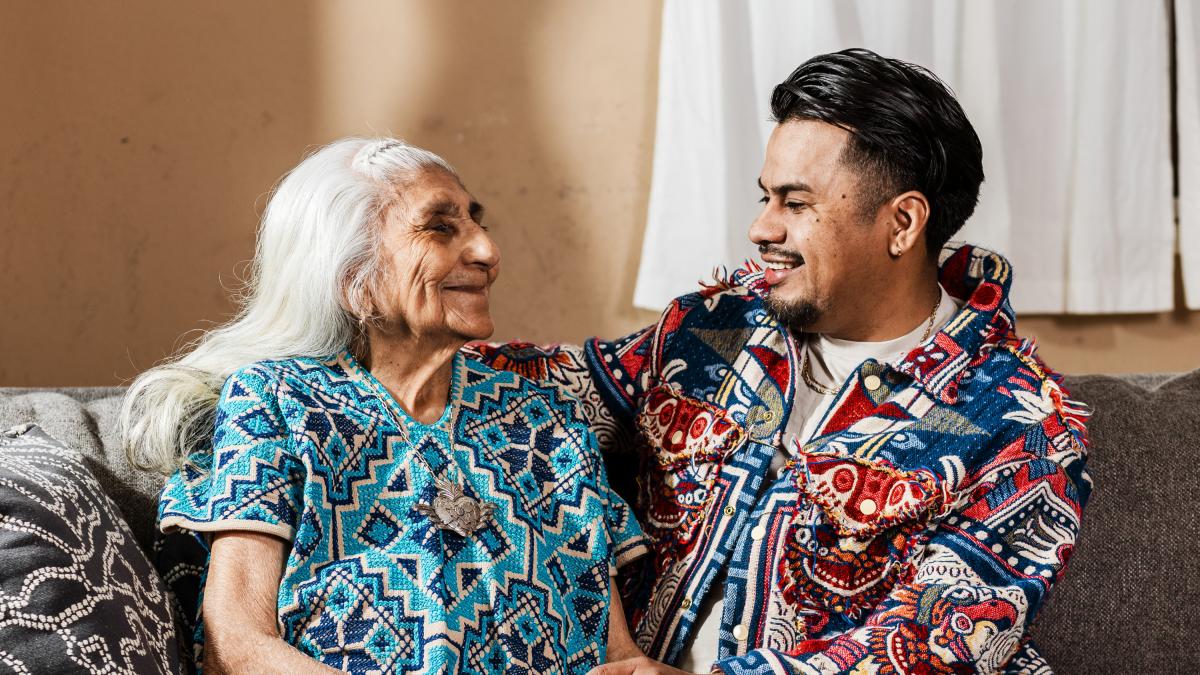 ‘Mucha gente me ve y me abraza’: la abuela de 89 años que es reconocida en California por tener bondad