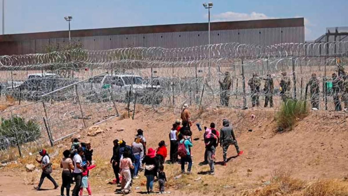 Migrantes en la frontera de México acusan a guardias texanos de disparar balas de goma y gas