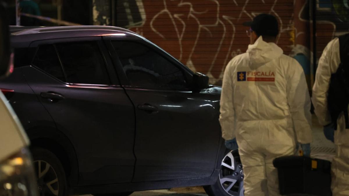 Así quedó el carro en el que viajaba el director de la cárcel La Modelo cuando un sicario lo asesinó en Bogotá