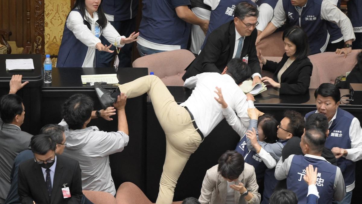 Insólita pelea en el Parlamento de Taiwán: un legislador se robó un proyecto de ley y huyó en una agitada sesión