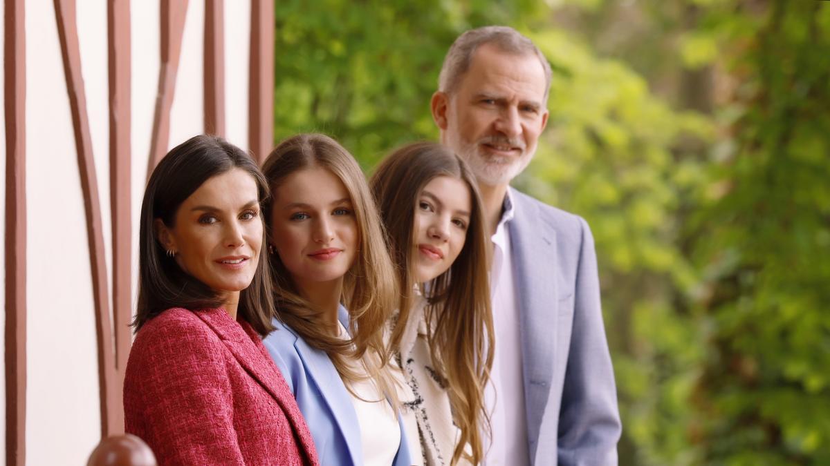 Los reyes de España Felipe y Letizia posaron con sus hijas en el 20° aniversario de su boda: así lucieron