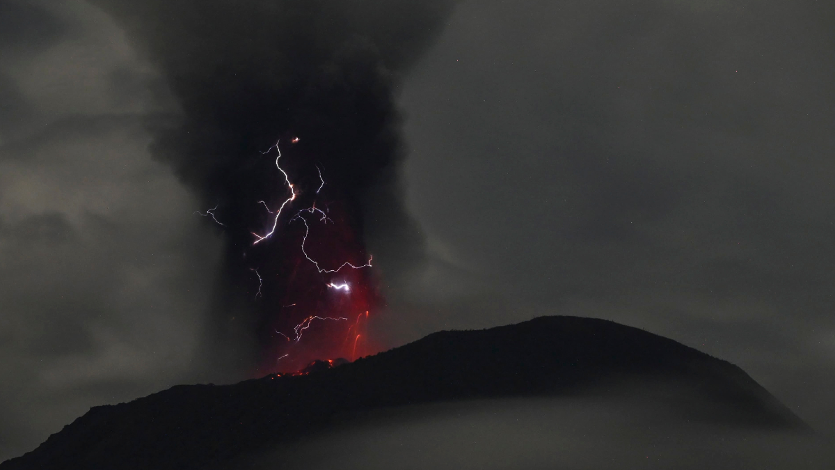 Alerta en Indonesia| evacúan siete localidades tras nuevas erupciones del volcán Ibu