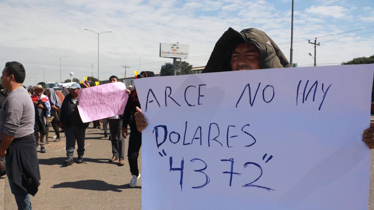 Bolivia: comerciantes y transportistas bloquean vías por la falta de dólares