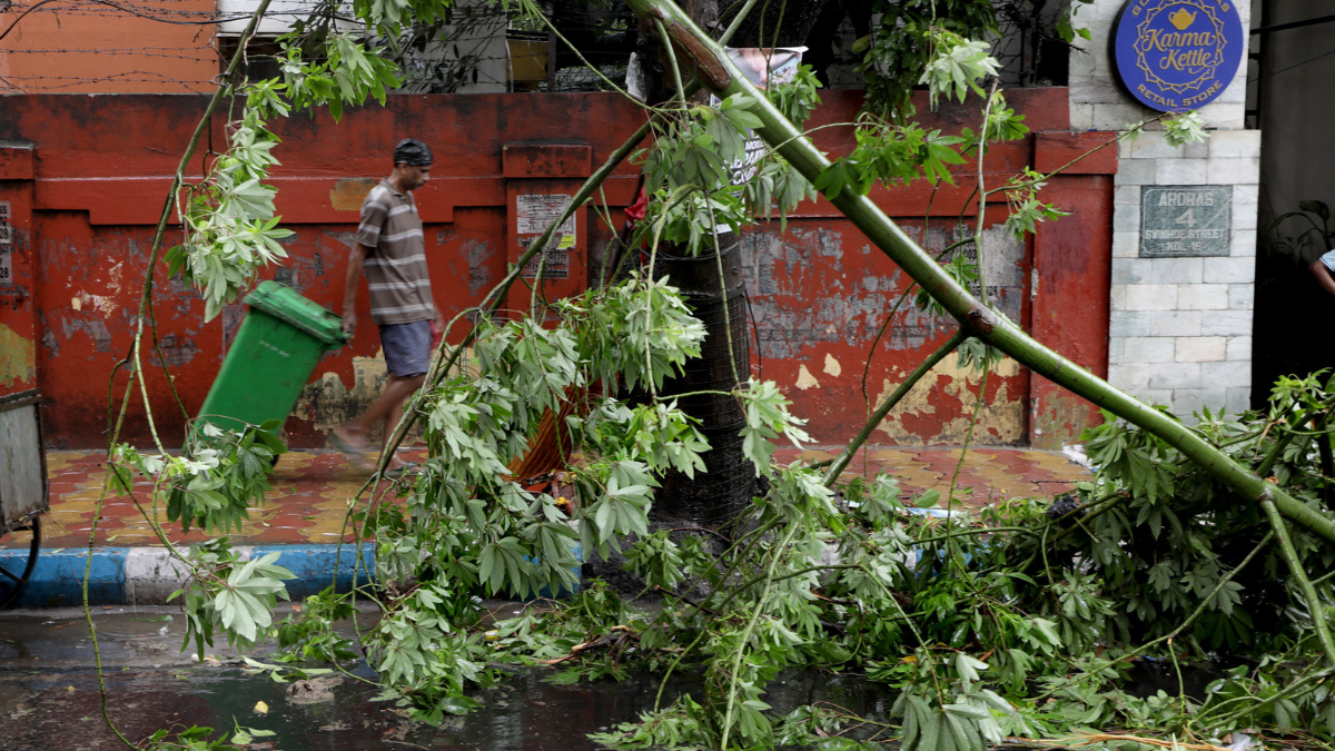 Emergencia en Bangladés y la India: más de diez muertos por el paso del ciclón Remal