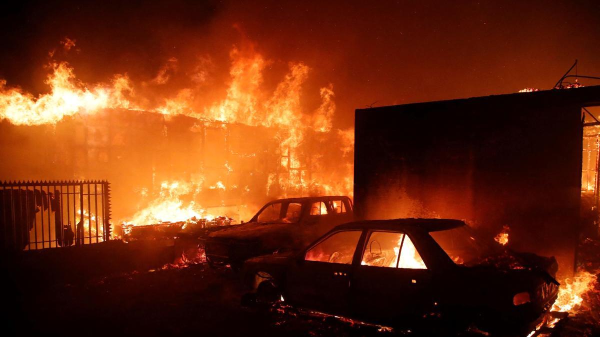 ‘Como bombera ya no sé a quién tengo al lado’: habla compañera del hombre detenido por provocar mortal incendio en Chile