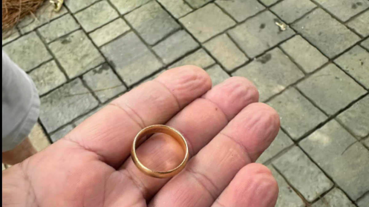 Perdió su anillo de bodas en un muelle de Georgia y lo encontró 25 años después, ¿cómo?