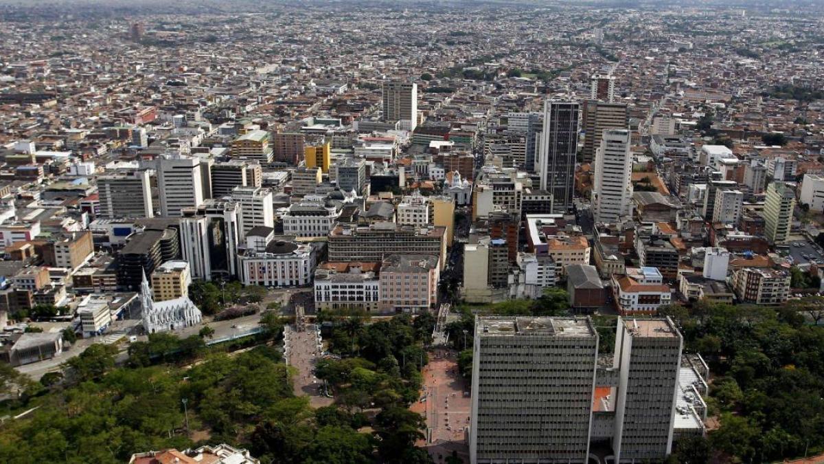 Emergencia en ascensor del Palacio de Justicia de Cali: en video se observan a cinco personas atrapadas 