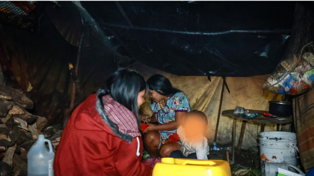 Así se vive una noche en la comunidad indígena que invadió el Parque Nacional en Bogotá: estos son los riesgos a los que están expuestos los niños 