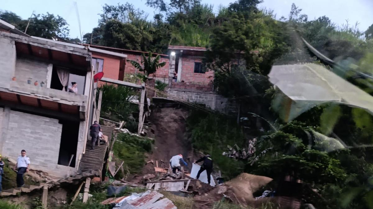 Tragedia en Medellín: una mujer murió al quedar sepultada por un deslizamiento de tierra 